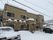 雪に覆われた建物の外観