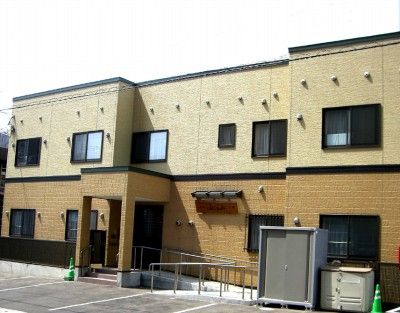 明るい外観の建物