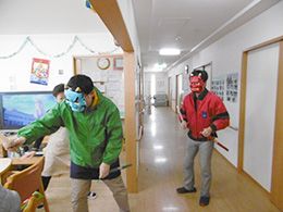 活動する人々の廊下