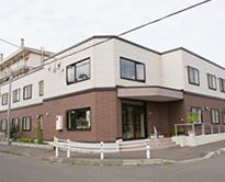 ゆったりとした外観の建物