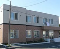 明るい外観の建物