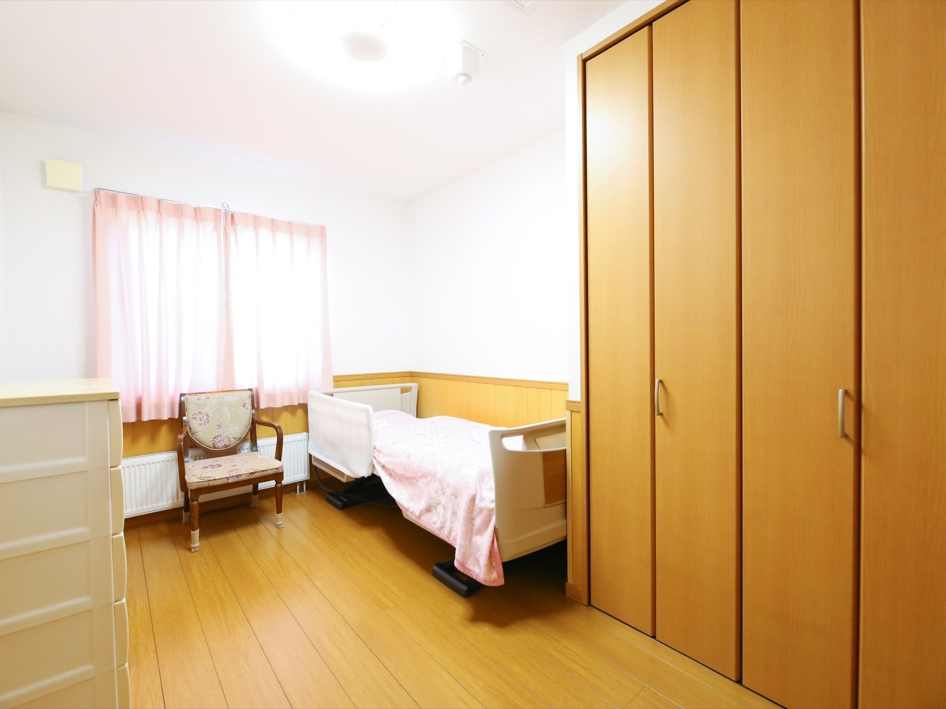 部屋の奥にある窓際にベッドが設置されているので、毎日朝日と共に気持ちよく起床することができる。室内は明るく清潔感があり、居心地の良い雰囲気。