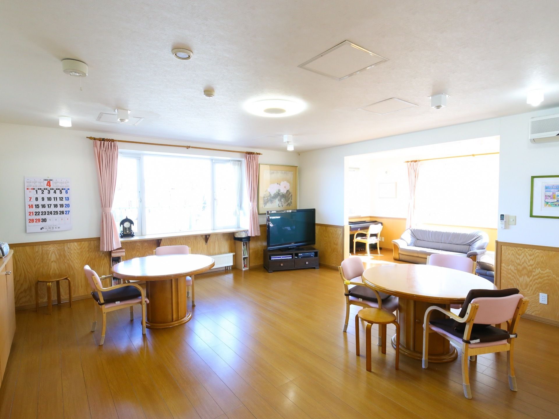 リビングダイニングは続き部屋になっていて、どちらも明るく広々としている。通路も広くとってあるので、安全に通行できる。
