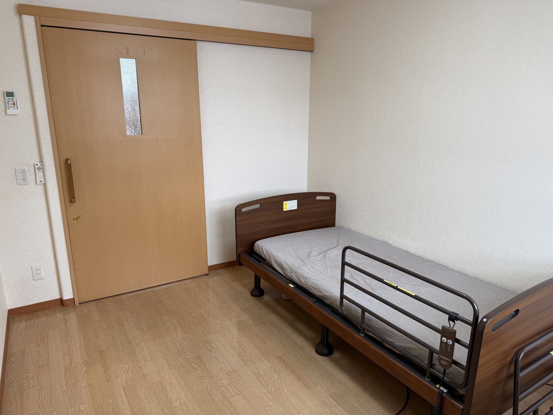 シンプルな個室のベッド