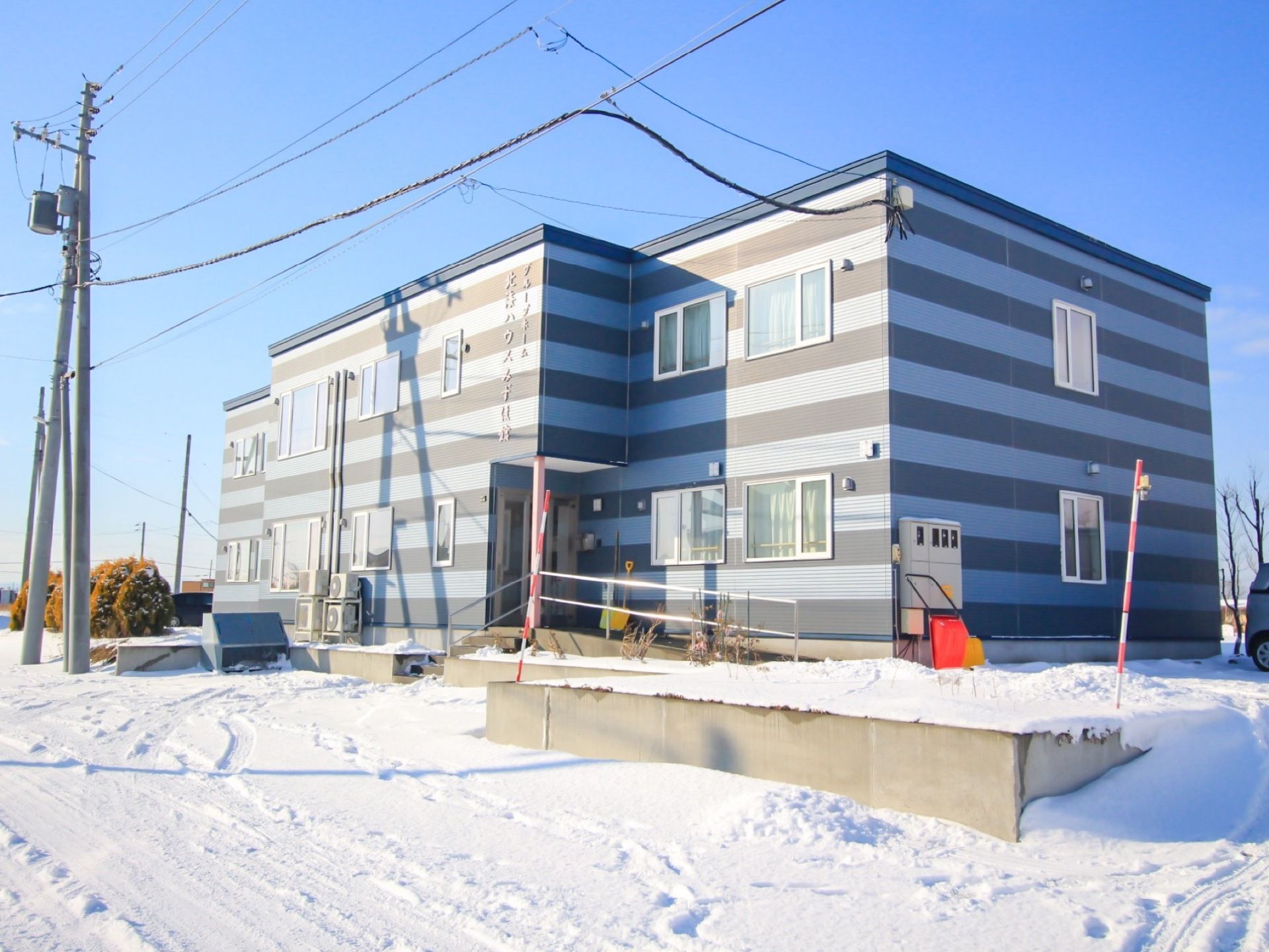 周辺は建物が少なく、開放的な立地だ。道路が近く、施設の目の前に駐車場があり、車での来訪にも便利な環境である。
