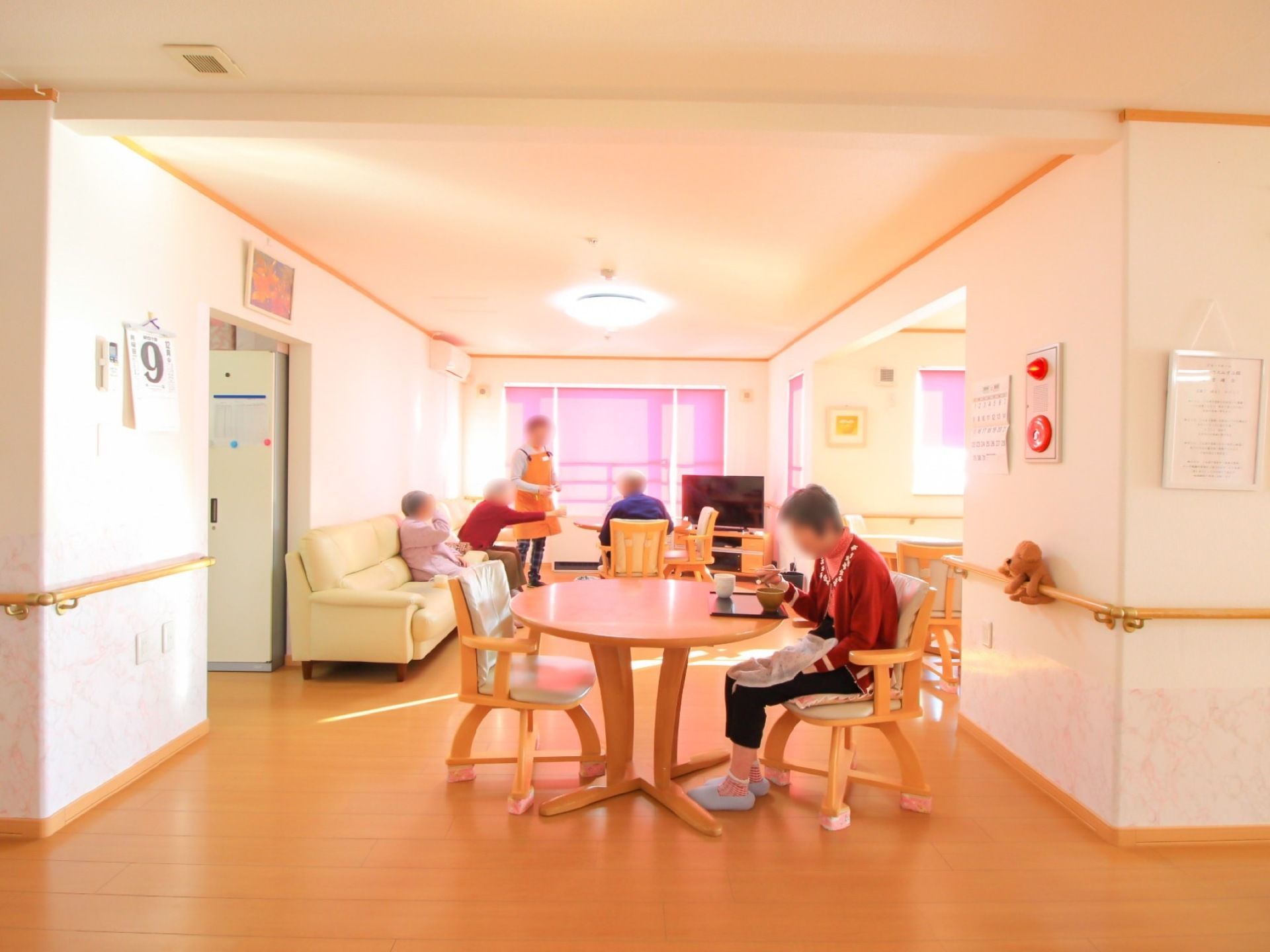 食事や談話、テレビ鑑賞など多様な使い方ができる。テーブルセットやソファなどがあり、入居者様が自由な時間を過ごせる。