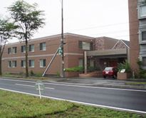 落ち着いた外観の建物