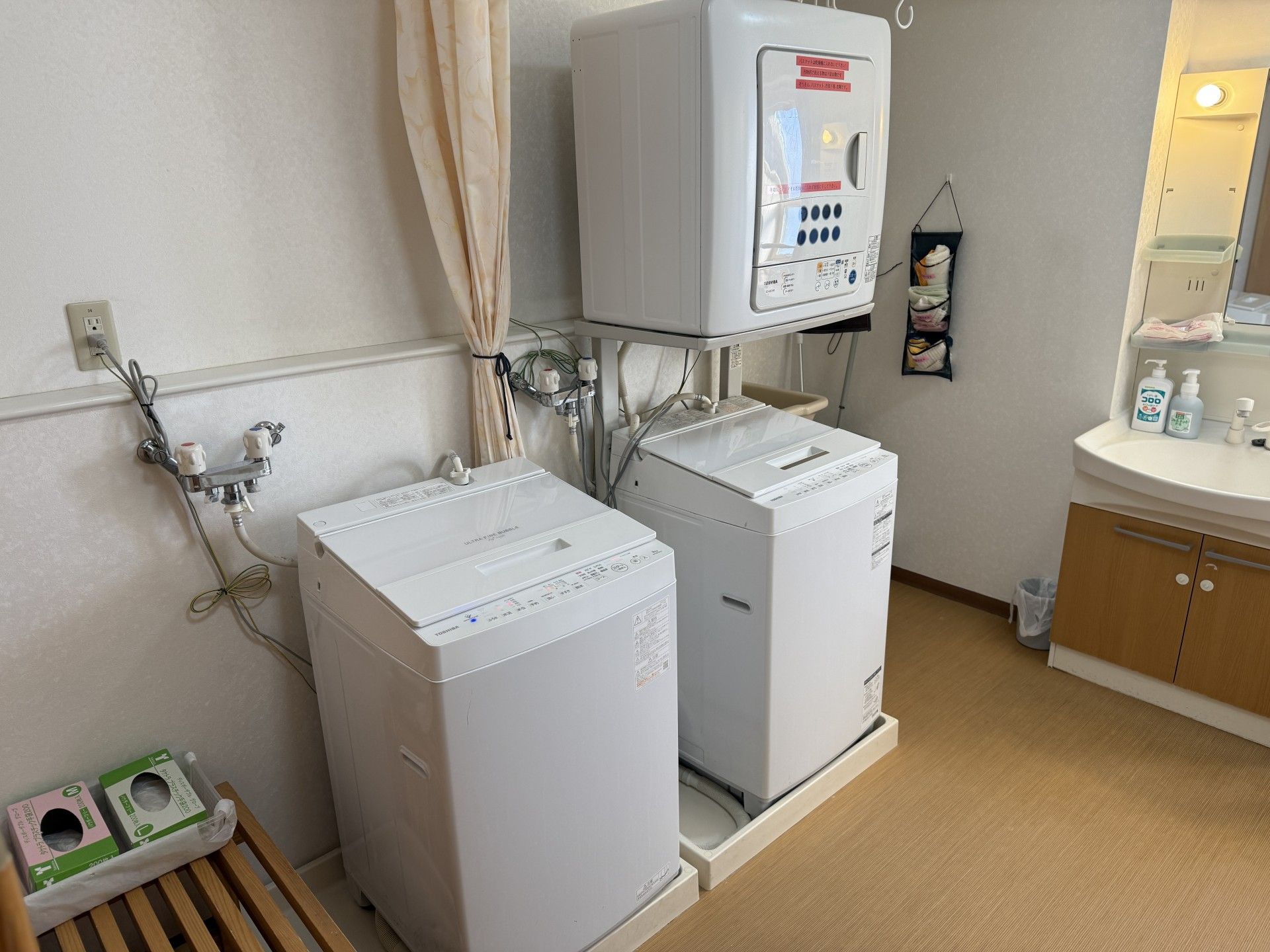 洗濯機と洗面台の部屋