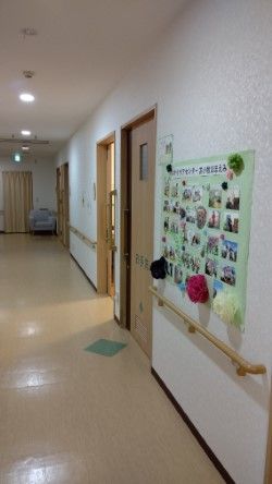 明るい廊下の風景