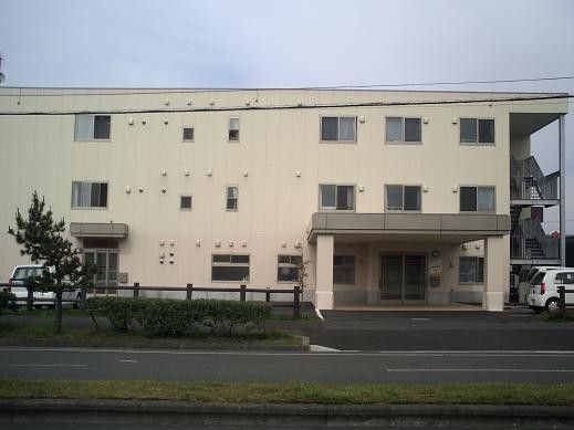 明るい外観の建物