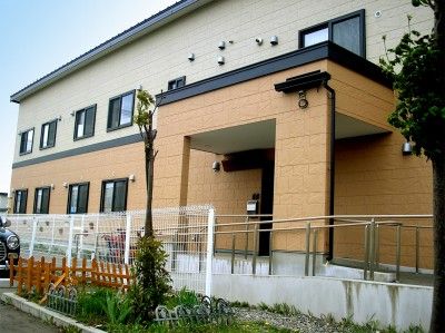 明るい外観の建物入口