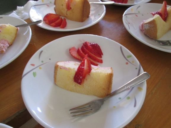 ケーキとイチゴのおやつ時間