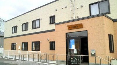 明るい外観の建物入口