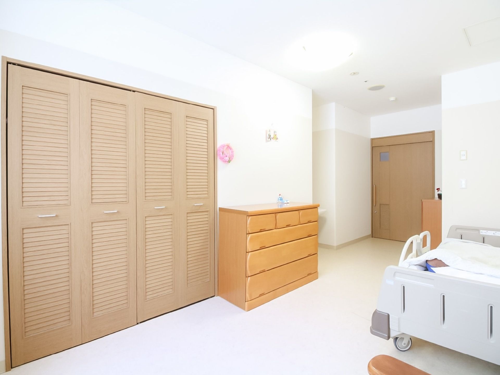 居室内には大容量を収納できる備え付けのクローゼットがある。自分でタンスなどを持ち込んで収納することもできる。