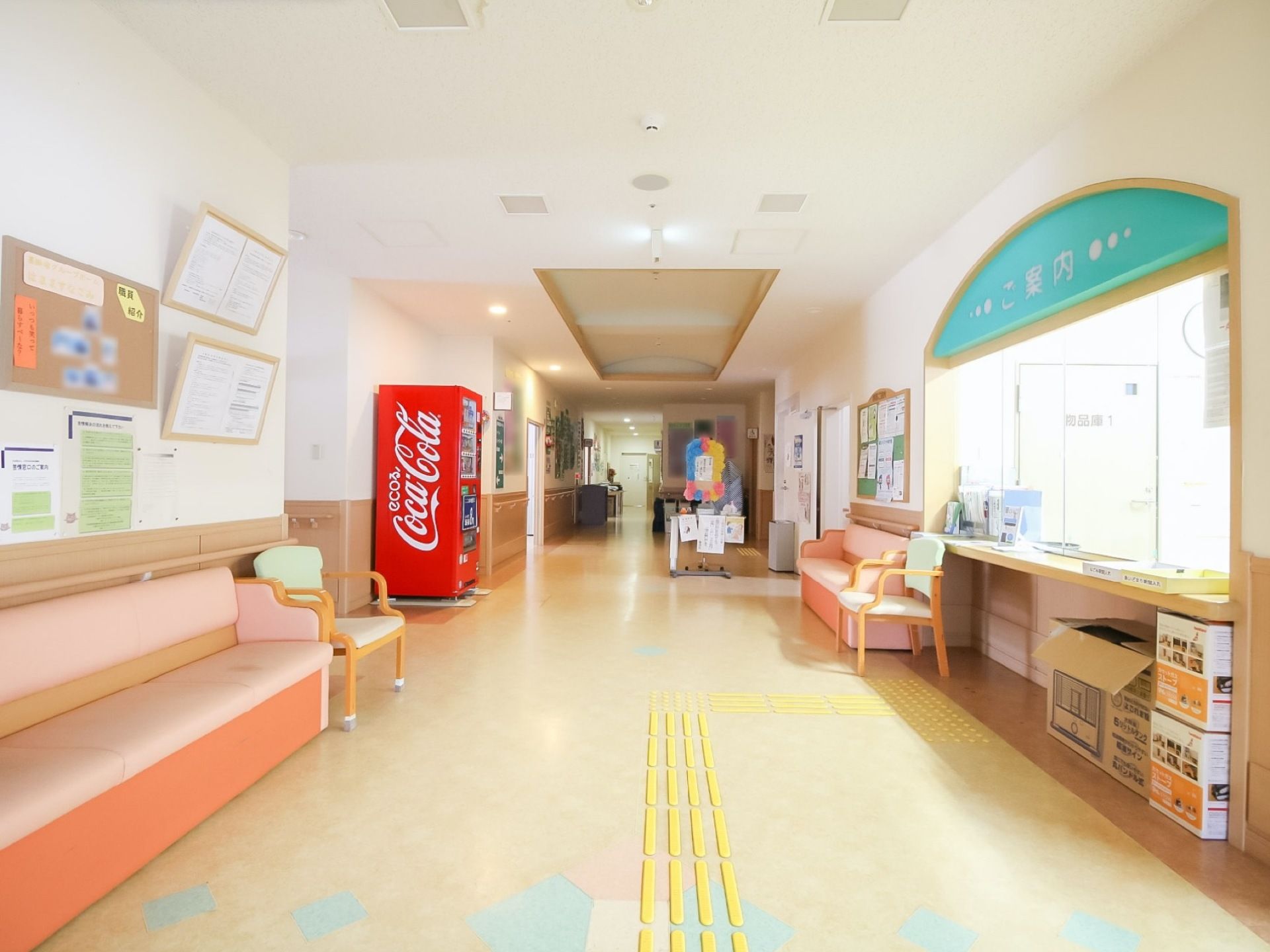 受付の周りには、椅子やベンチ、自動販売機が配置してある。壁の掲示板には多くの掲示物が掲げてあり、空き時間に閲覧できる。