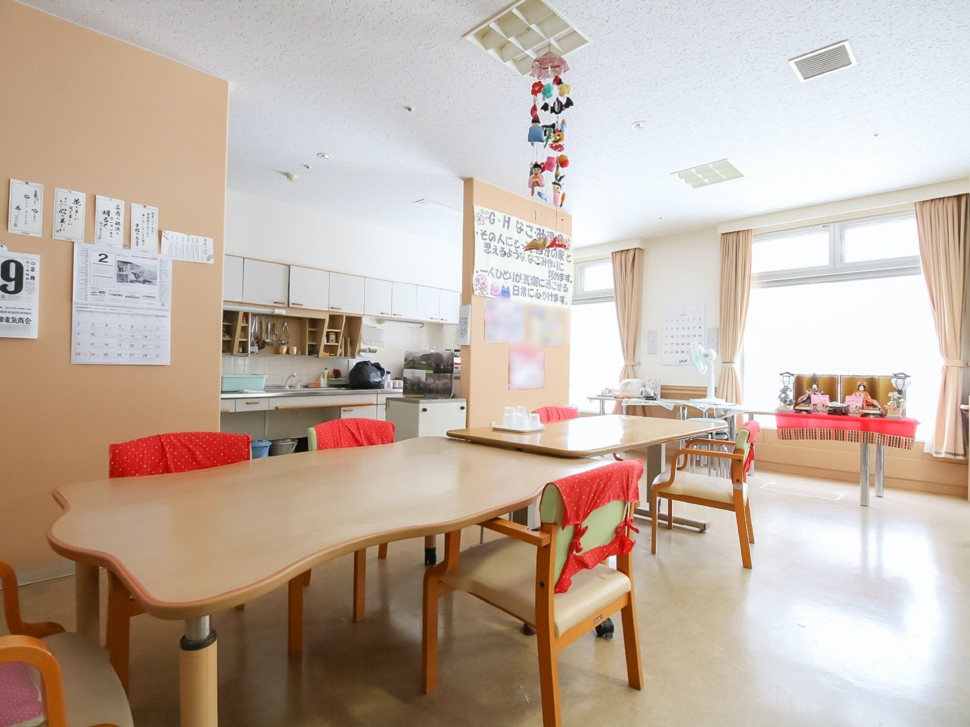 食堂にはキッチンがあり、衝立を挟んでテーブルセットがある。窓際にはひな祭りの時期らしく、雛人形が飾られている。