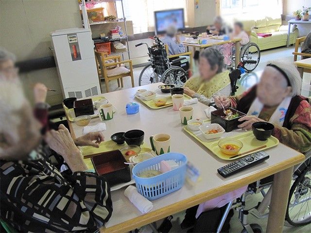 食事を楽しむ皆さん