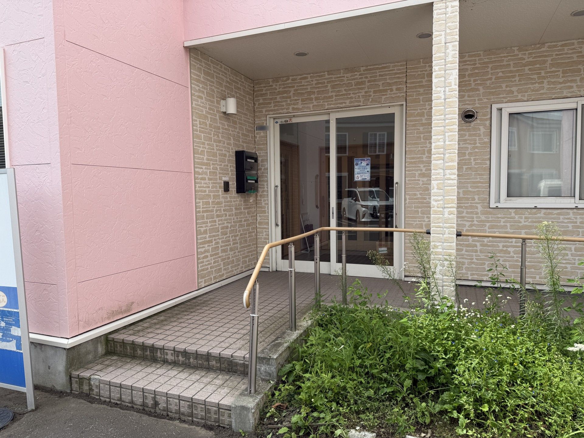 優しい色合いの玄関