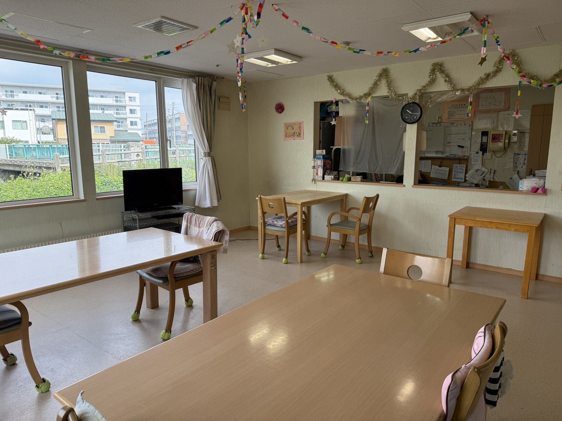 飾り付けのある明るい部屋