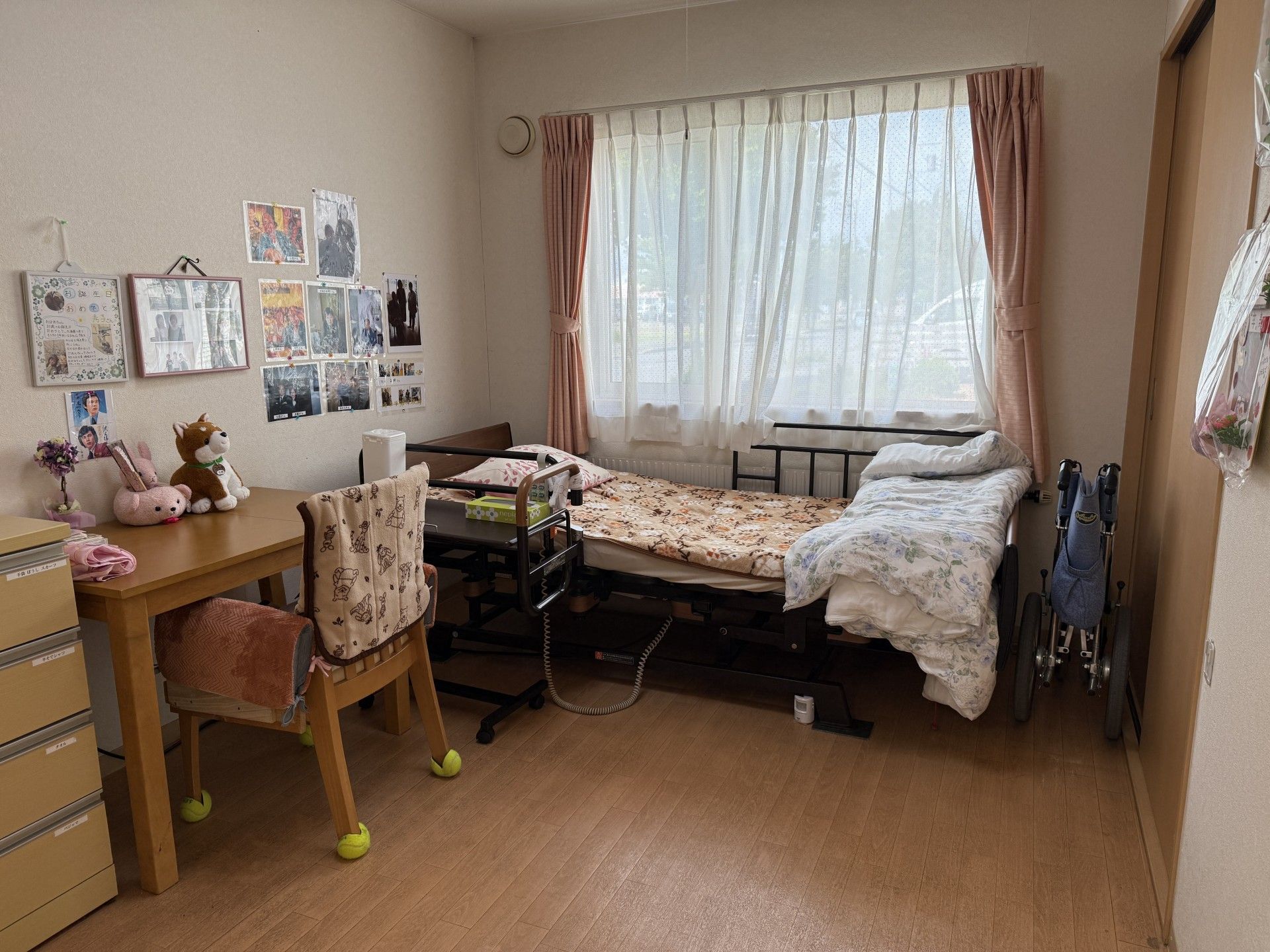 窓際のベッドと机の部屋