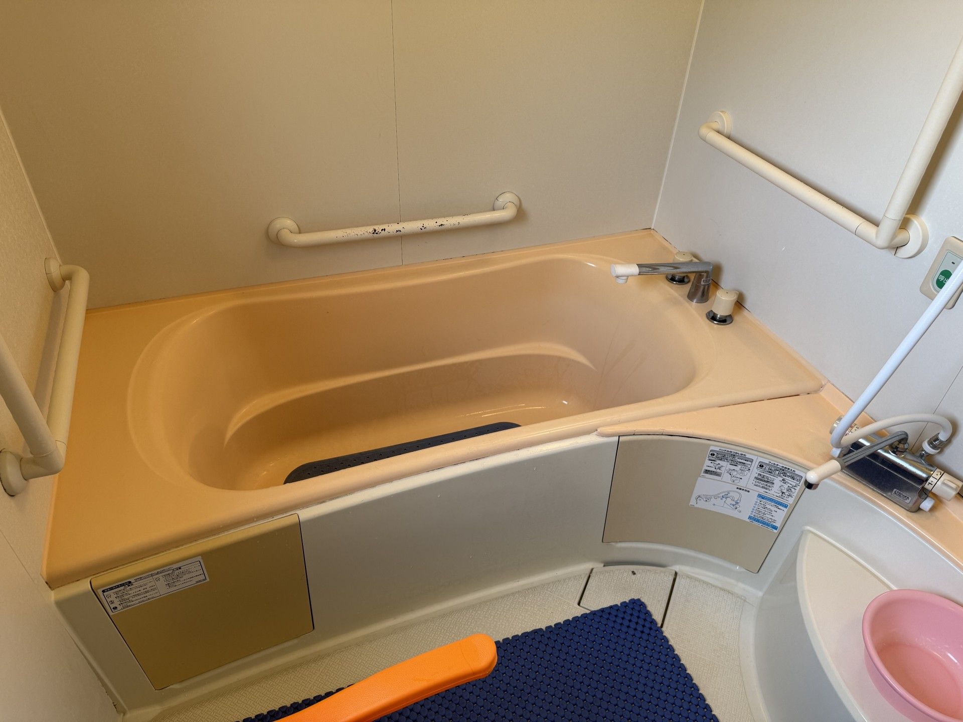 手すり付きの浴槽