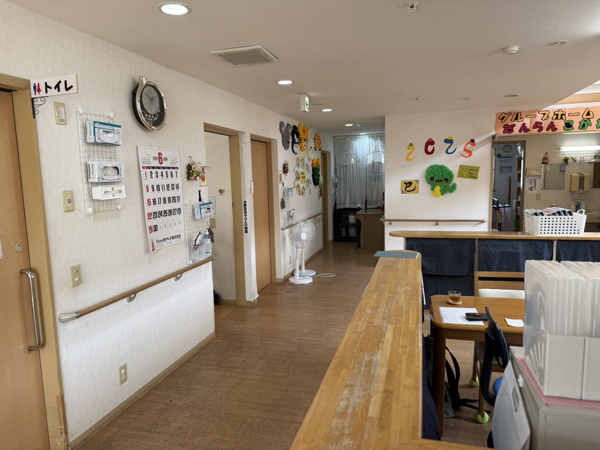 明るい廊下と掲示物