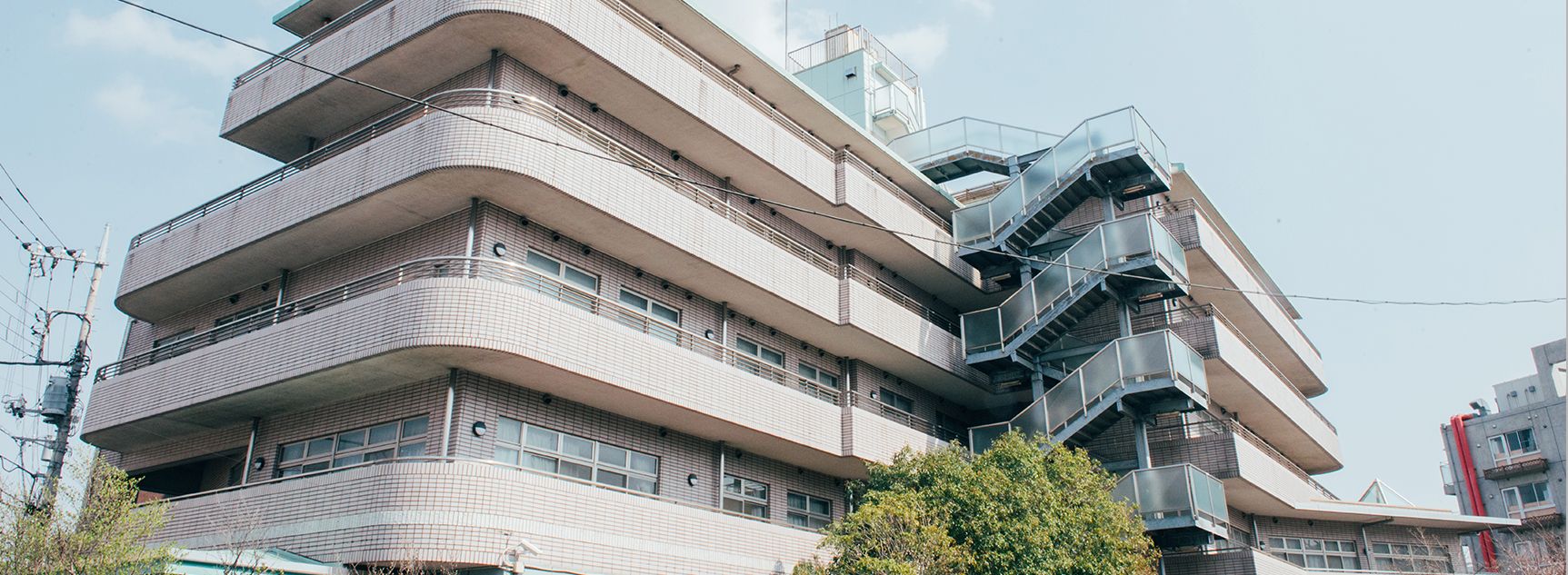 多階層の建物外観