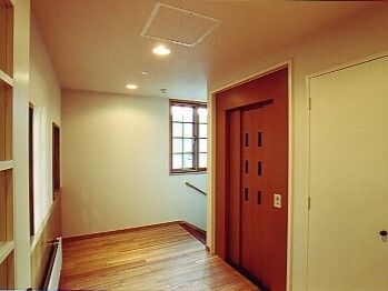 エレベーターと階段が隣同士に設置されている。階段には木製の手すりが付き、窓もあり明るい。廊下にはパネルヒーターも付いている。