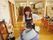 プロの美容師によるヘアカットの様子。共有スペースの一角で行っている。