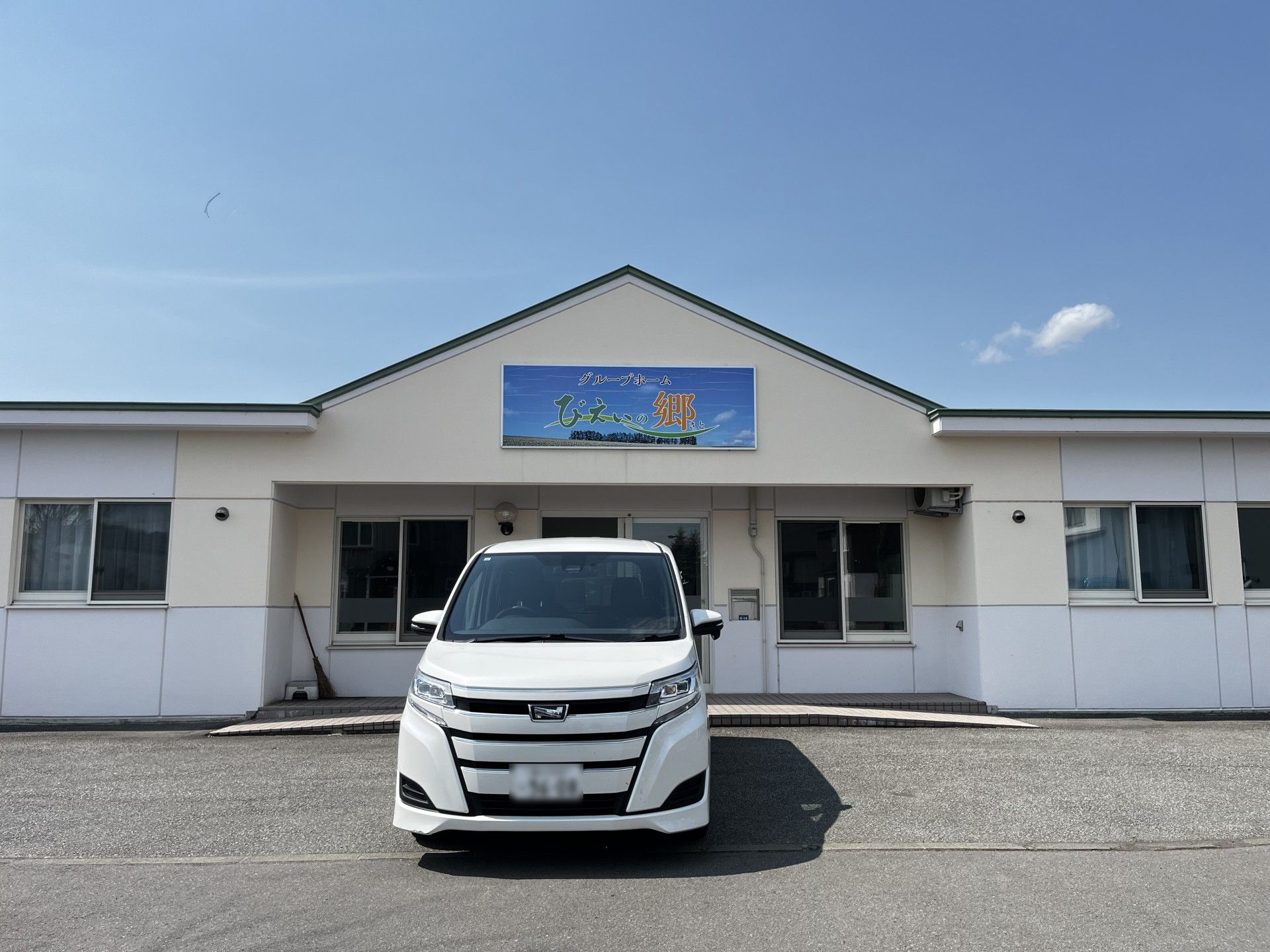 白い車と建物の外観