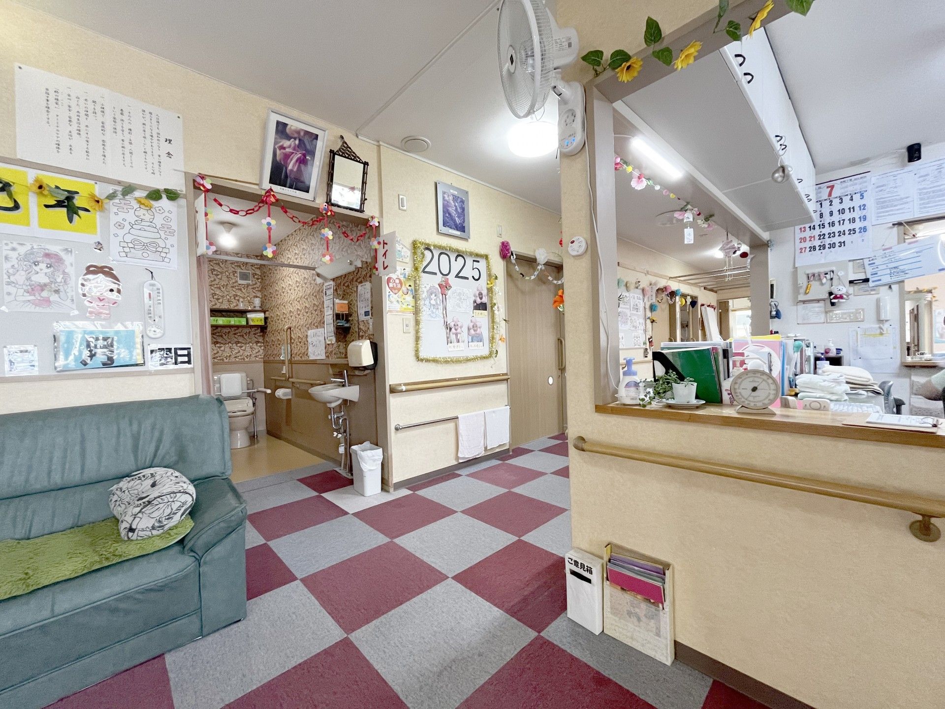 飾り付けが楽しい廊下