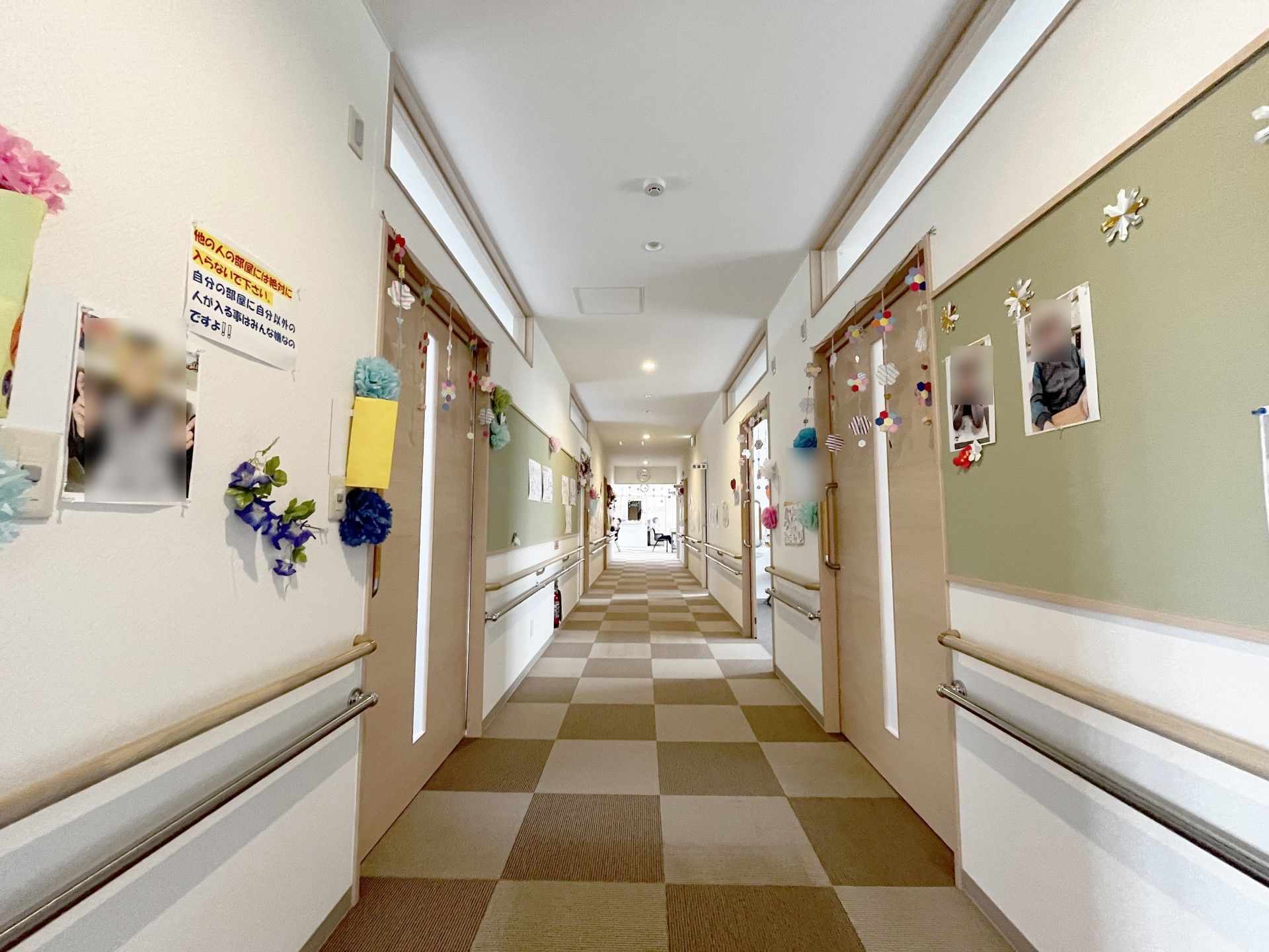 飾りが施された廊下