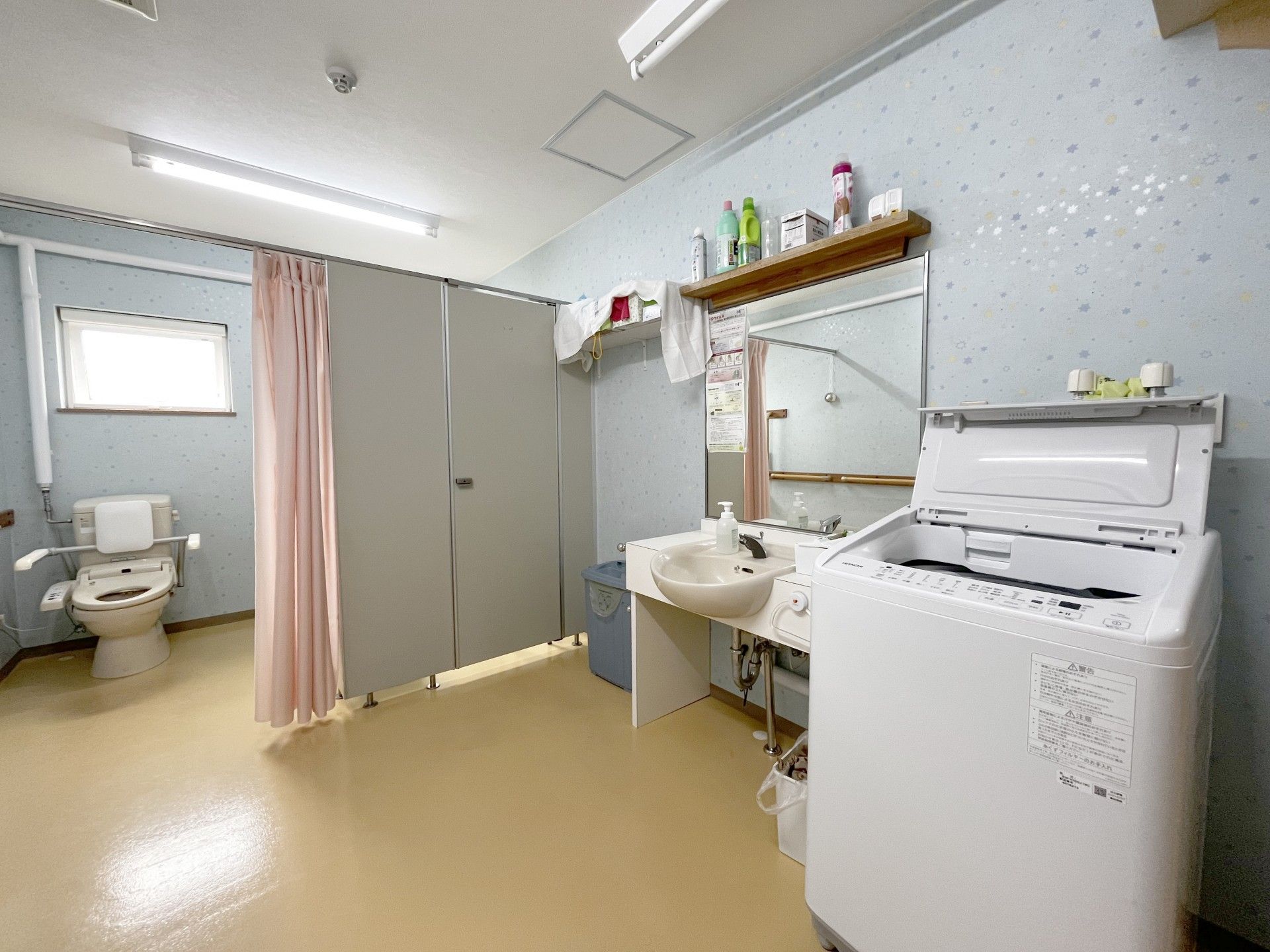 洗面所と洗濯機のある部屋