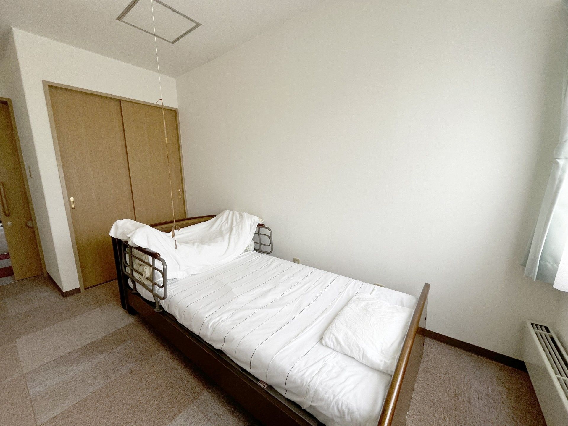 シンプルな個室のベッド