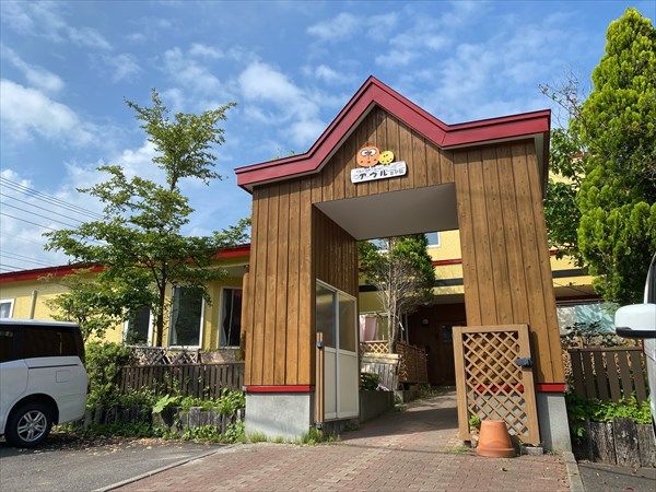 温かみのある入口アーチ