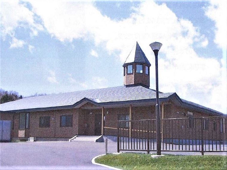 外観はレンガ色が強く駅舎のような雰囲気がある建物。見張り台のようなとんがり帽子の突起がついているのが印象的