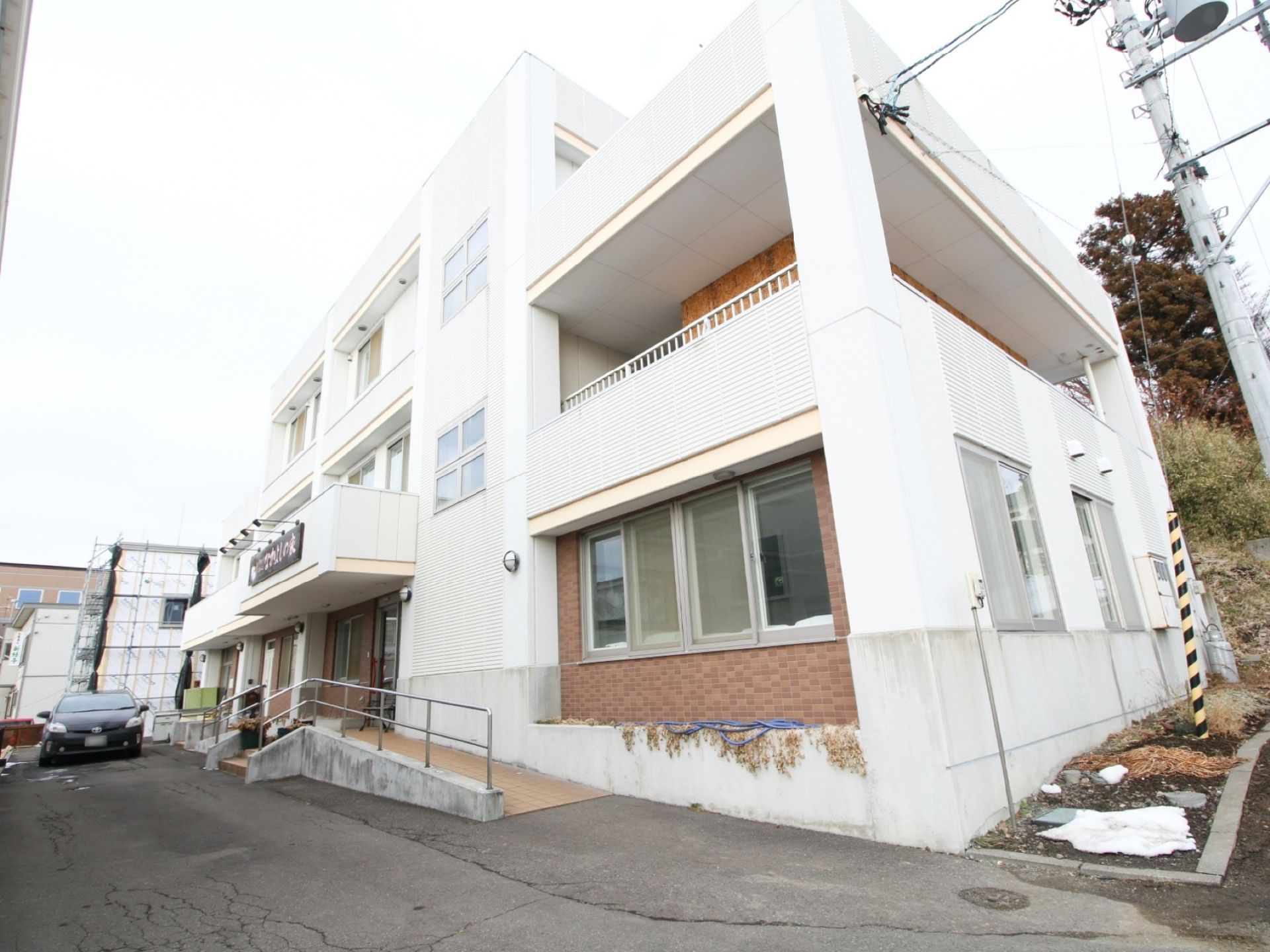 外観は白を基調にしており、部分的に煉瓦調の所がある。2階と3階建ての部分がありシンプルな造りになっている。玄関前に車が寄せられる。