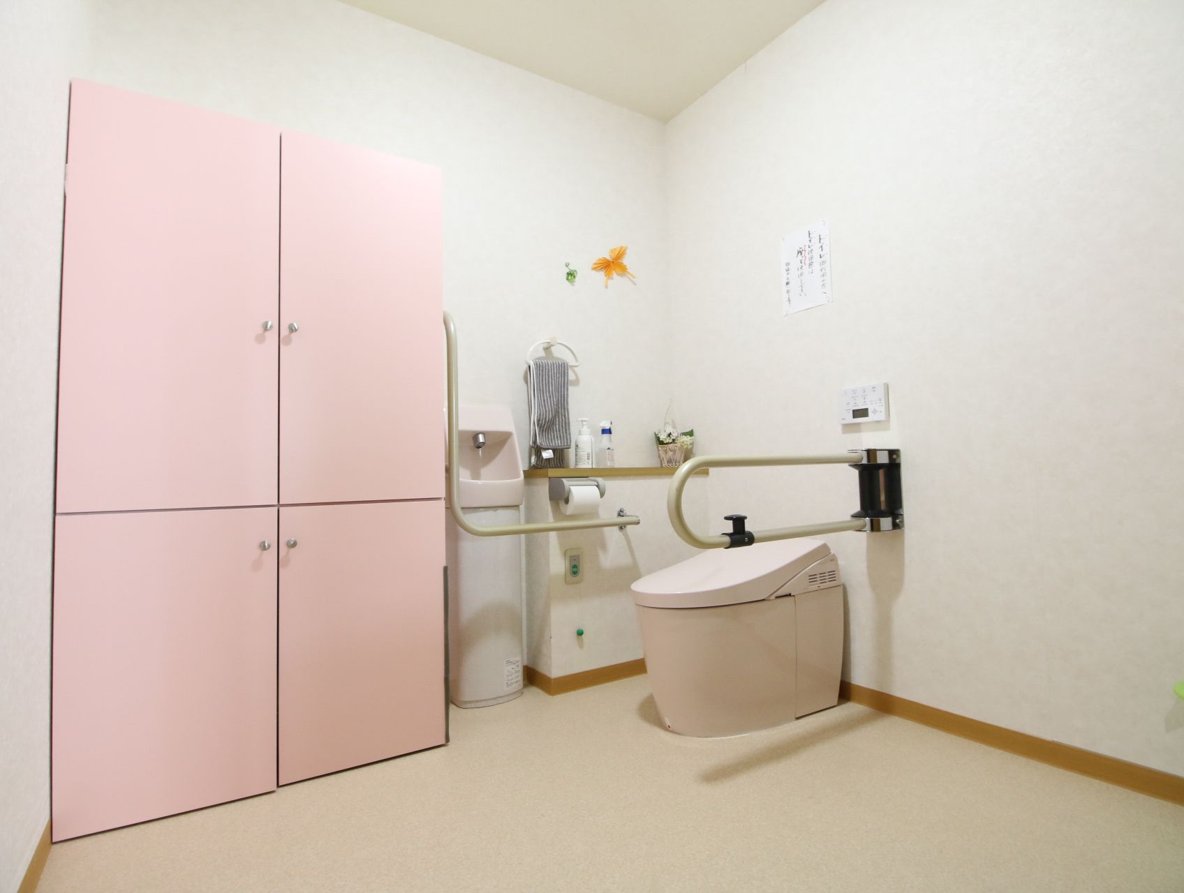 緊急用通報装置や可動式の手すりがある、広々としたトイレ