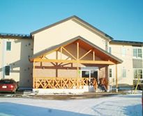 暖かみのある建物の入口