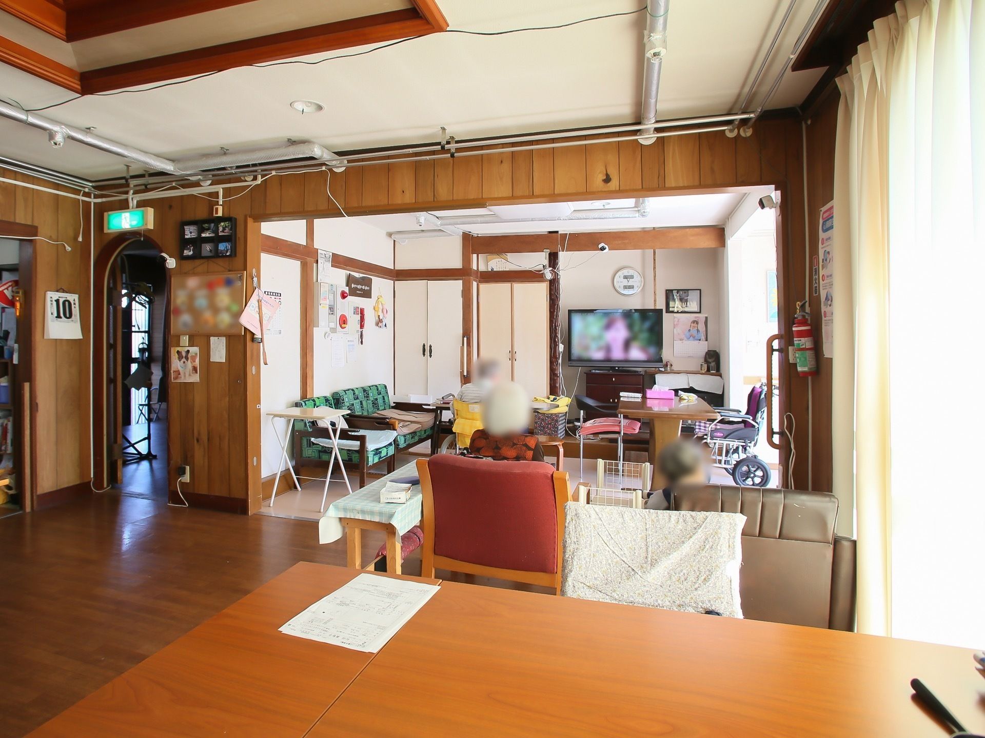 施設内は木のぬくもりの感じられる、親しみやすい内装になっている。壁には写真や絵が飾られてアットホームな雰囲気。