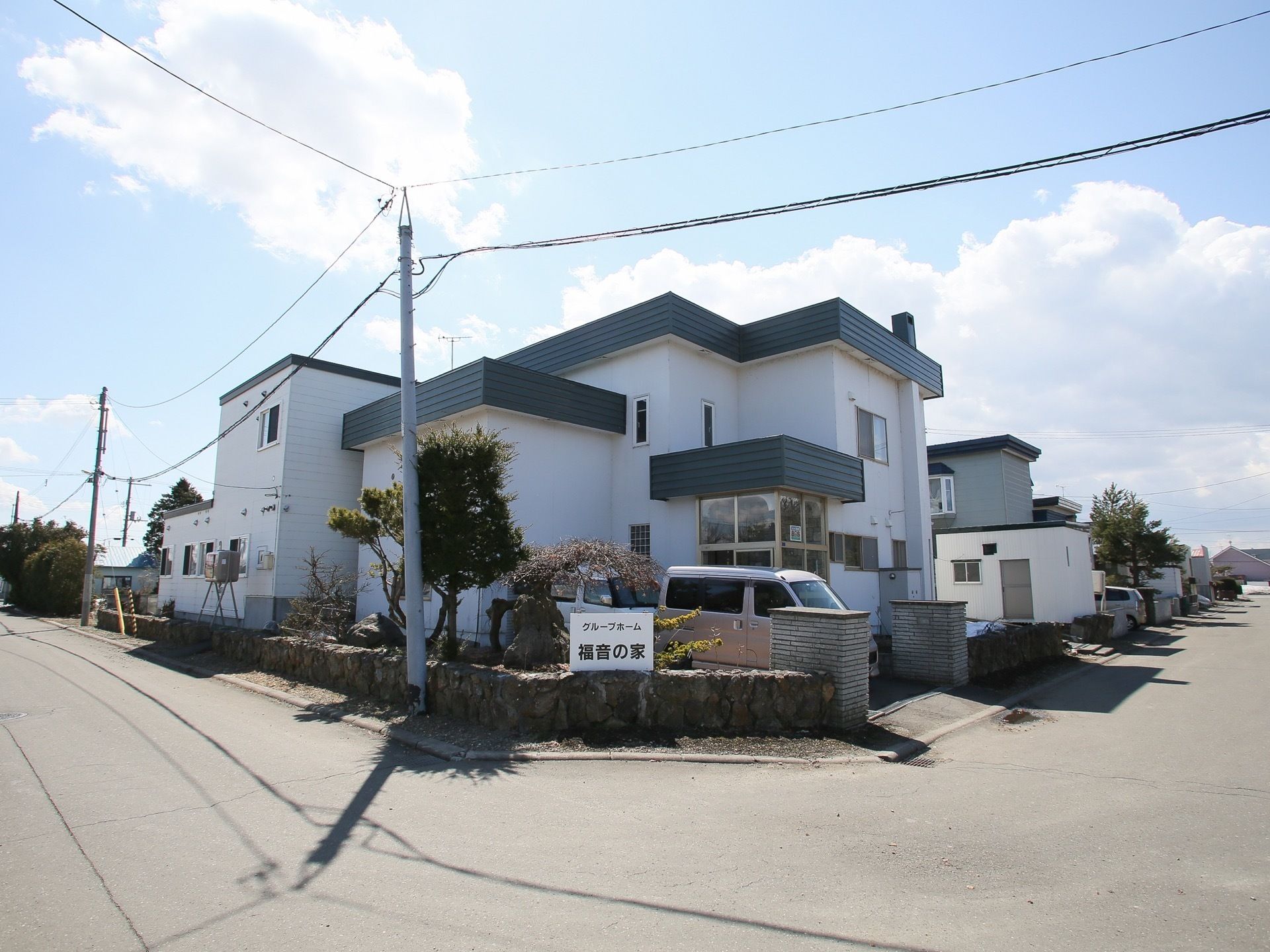 施設は閑静な住宅街の角地に広々と建てられている。周辺に高い建物がないので日当たりが良く、快適に過ごせる環境である。