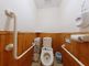バリアフリー設計のトイレ空間