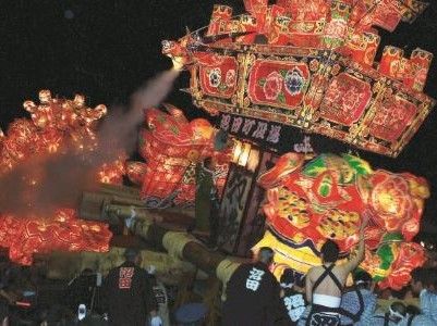 みこしを担いでる人が何人かいる。季節ごとのイベントがあるので交流を深めることができ、地域と密な関係が築ける。