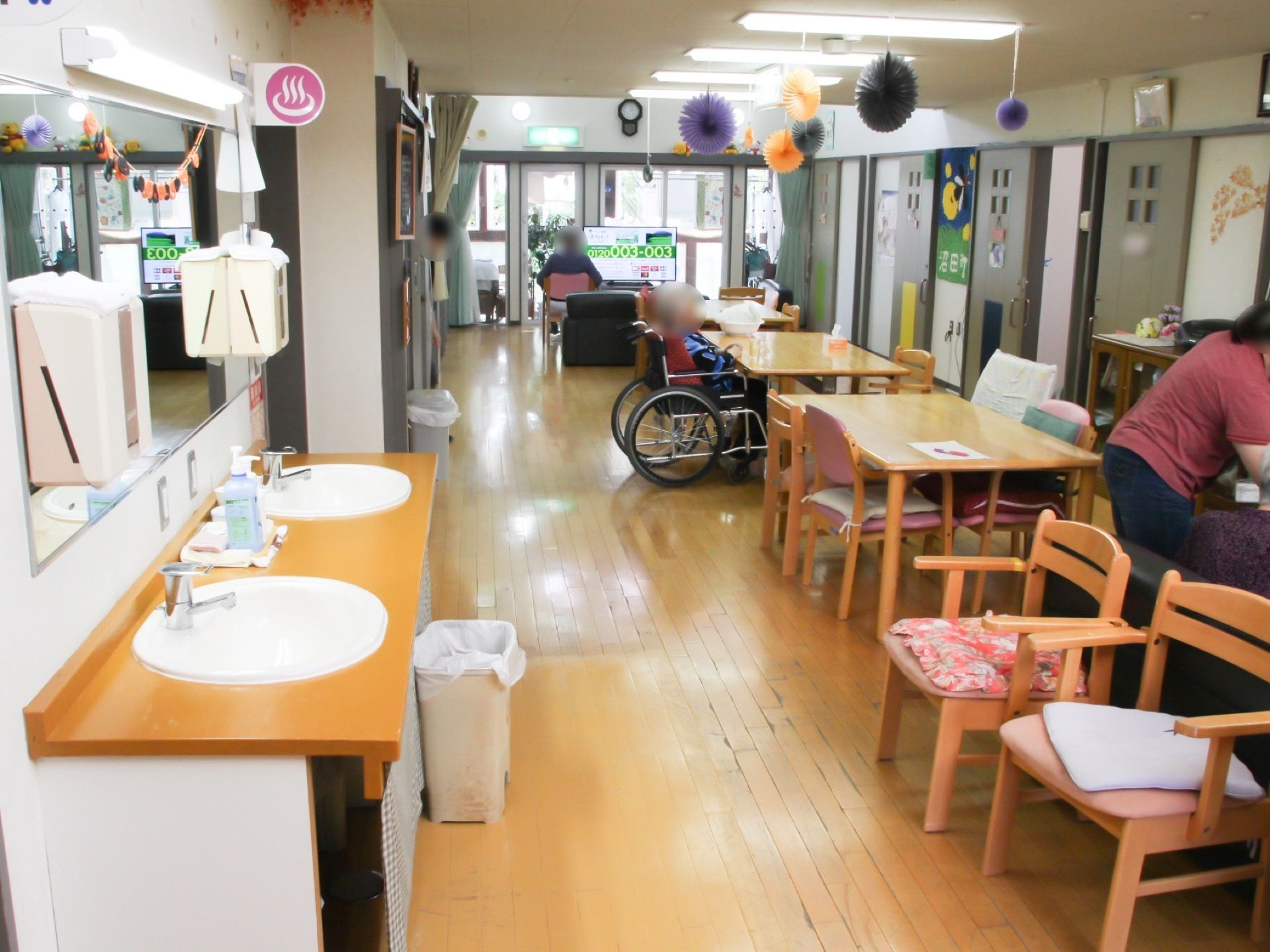 食堂は奥行きのある造りで、部屋の中央にテーブルがいくつも並んでいる。天井からはカラフルな飾りが吊り下がり、ハロウィンの装いになっている。