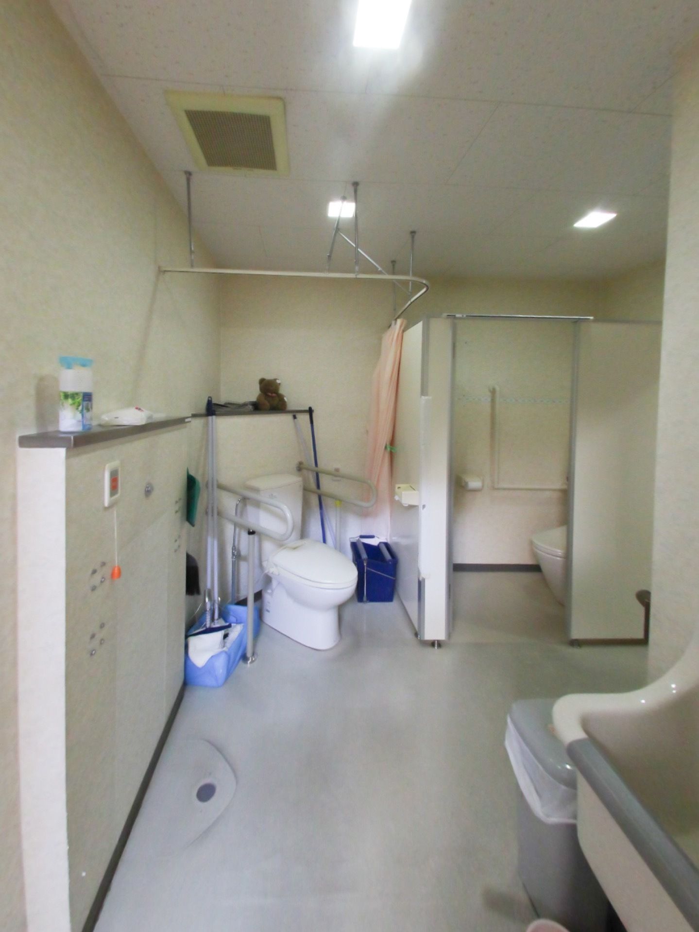 広いトイレの中には、便器が２つ設置されている。壁で囲われた一般的な物と、カーテンで仕切って使用するタイプがある。