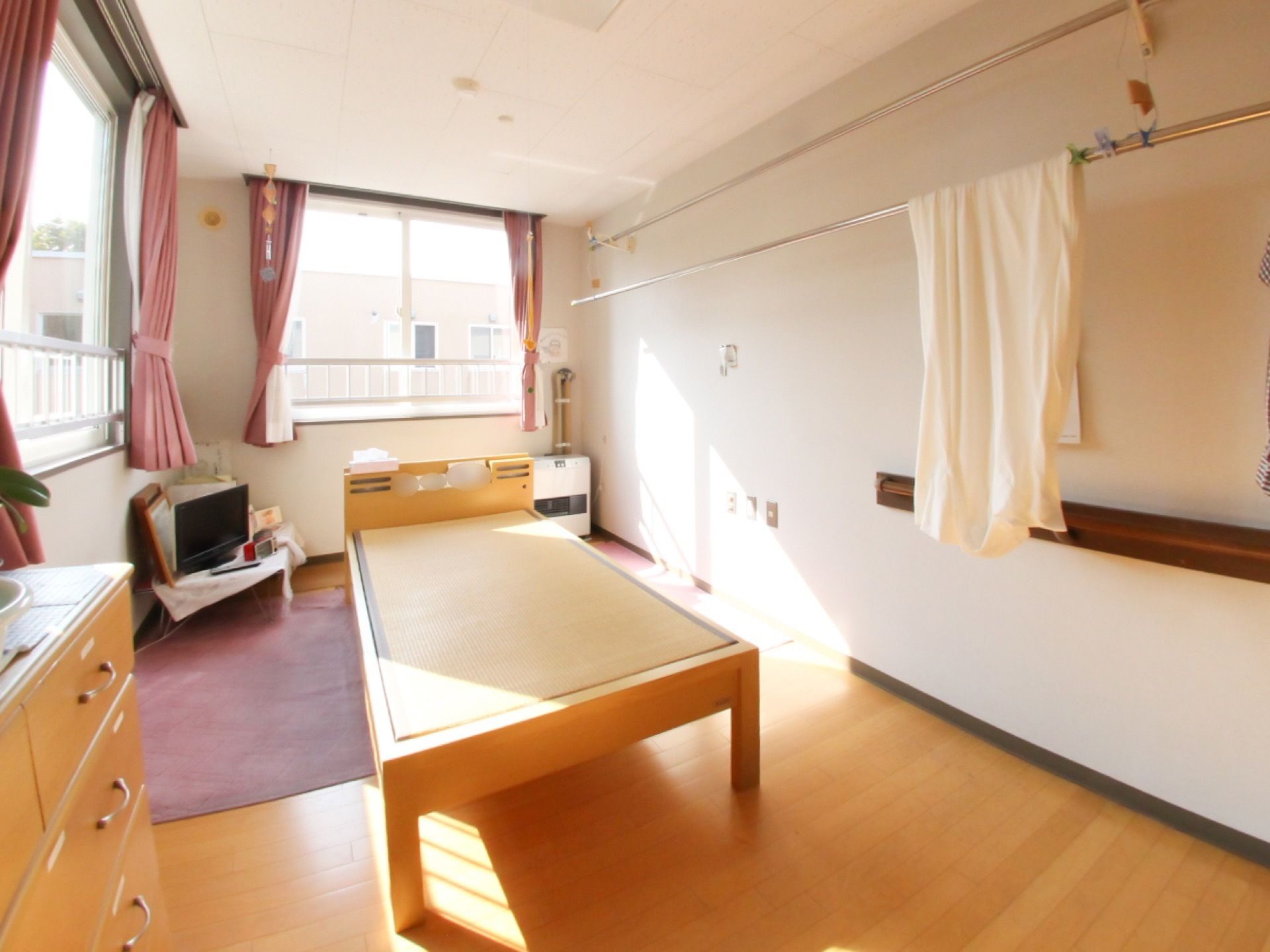 部屋には窓が２方向に設置され、とても明るい。窓から見える景色を眺めながら、ゆったりと寛いで過ごせる。