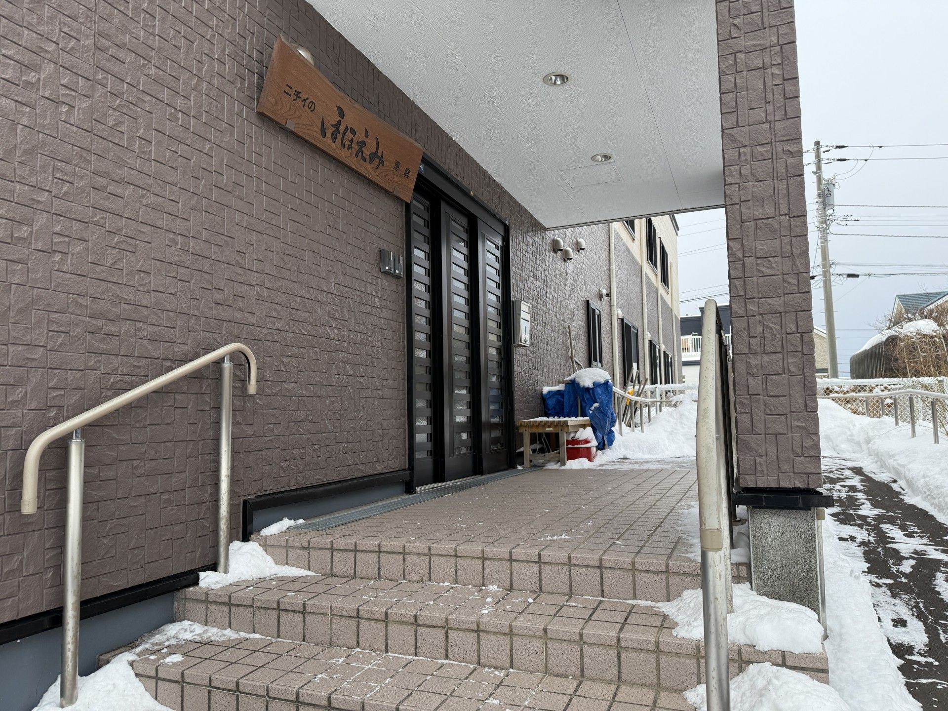 雪の中の玄関