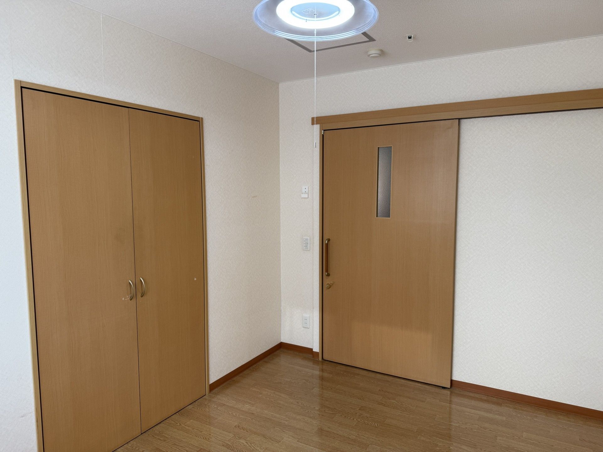 木製の扉と収納の部屋