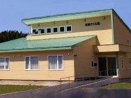 ２階建ての建物の外観。グループホーム松前さくら苑の外観写真