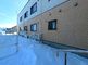 雪に囲まれた建物の外観